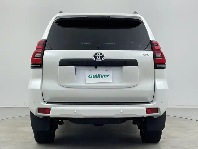 トヨタ ランドクルーザー プラド TX Lパッケージ マットブラED 新潟県 2023(令5)年 1.8万km ホワイトパールクリスタルシャイン サンルーフ/7人乗り/ベージュ革シート/プリクラッシュセーフティ/レーダークルーズコントロール/レーンキープアシスト/パーキングサポートブレーキ/純正ディーラーOPナビ（NMZK-W73D）/　・バックカメラ/　・フルセグTV/　・Bluetooth/　・CD/DVD/SD再生機能/　・USB接続/ビルトインETC/パワーシート/電動格納サードシート/エアシート/シートヒーター/オートライト/オートハイビーム/LEDヘッドライト/プッシュスタート/ステアリングスイッチ/オートドアミラー/純正フロアマット/ドアバイザー