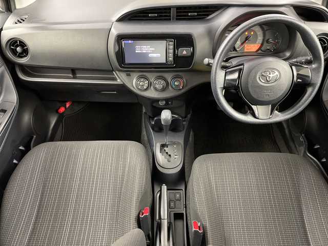 トヨタ ヴィッツ F 道央・札幌 2017(平29)年 4.6万km グレーメタリック ・4WD/寒冷地仕様/・純正SDナビ/・CS/SD/Bluetooth/ワンセグ/・純正エンジンスターター/・積込夏タイヤ社外AWセット/・ワイパーデアイサー/・横滑り防止装置/・ドアバイザー/ヘッドライトレベライザー/・電動格納ミラー/・ウィンカーミラー/・リモコンキー/スペアキー