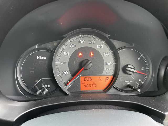 トヨタ ヴィッツ F 道央・札幌 2017(平29)年 4.6万km グレーメタリック ・4WD/寒冷地仕様/・純正SDナビ/・CS/SD/Bluetooth/ワンセグ/・純正エンジンスターター/・積込夏タイヤ社外AWセット/・ワイパーデアイサー/・横滑り防止装置/・ドアバイザー/ヘッドライトレベライザー/・電動格納ミラー/・ウィンカーミラー/・リモコンキー/スペアキー