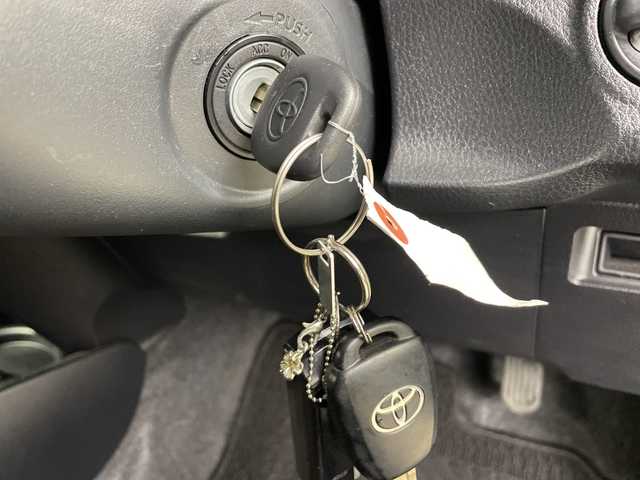 トヨタ ヴィッツ F 道央・札幌 2017(平29)年 4.6万km グレーメタリック ・4WD/寒冷地仕様/・純正SDナビ/・CS/SD/Bluetooth/ワンセグ/・純正エンジンスターター/・積込夏タイヤ社外AWセット/・ワイパーデアイサー/・横滑り防止装置/・ドアバイザー/ヘッドライトレベライザー/・電動格納ミラー/・ウィンカーミラー/・リモコンキー/スペアキー