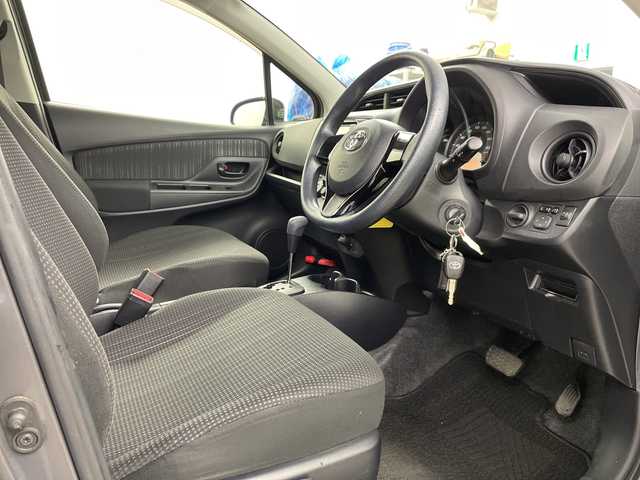 トヨタ ヴィッツ F 道央・札幌 2017(平29)年 4.6万km グレーメタリック ・4WD/寒冷地仕様/・純正SDナビ/・CS/SD/Bluetooth/ワンセグ/・純正エンジンスターター/・積込夏タイヤ社外AWセット/・ワイパーデアイサー/・横滑り防止装置/・ドアバイザー/ヘッドライトレベライザー/・電動格納ミラー/・ウィンカーミラー/・リモコンキー/スペアキー