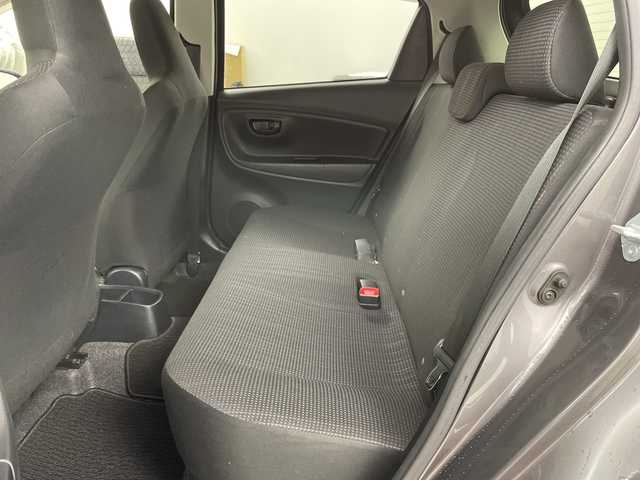 トヨタ ヴィッツ F 道央・札幌 2017(平29)年 4.6万km グレーメタリック ・4WD/寒冷地仕様/・純正SDナビ/・CS/SD/Bluetooth/ワンセグ/・純正エンジンスターター/・積込夏タイヤ社外AWセット/・ワイパーデアイサー/・横滑り防止装置/・ドアバイザー/ヘッドライトレベライザー/・電動格納ミラー/・ウィンカーミラー/・リモコンキー/スペアキー