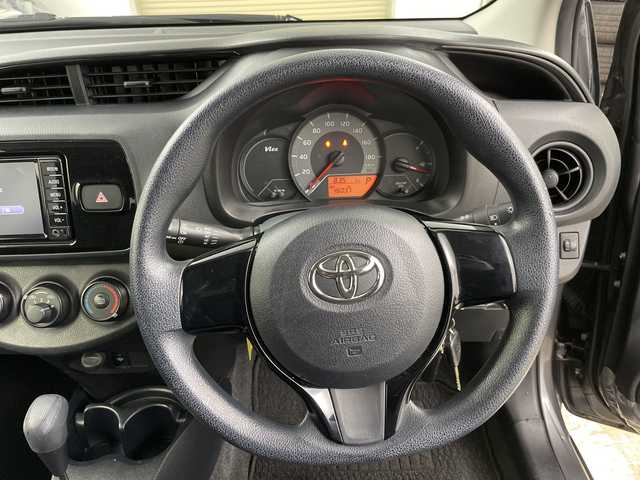 トヨタ ヴィッツ F 道央・札幌 2017(平29)年 4.6万km グレーメタリック ・4WD/寒冷地仕様/・純正SDナビ/・CS/SD/Bluetooth/ワンセグ/・純正エンジンスターター/・積込夏タイヤ社外AWセット/・ワイパーデアイサー/・横滑り防止装置/・ドアバイザー/ヘッドライトレベライザー/・電動格納ミラー/・ウィンカーミラー/・リモコンキー/スペアキー