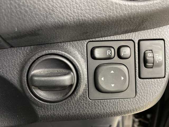 トヨタ ヴィッツ F 道央・札幌 2017(平29)年 4.6万km グレーメタリック ・4WD/寒冷地仕様/・純正SDナビ/・CS/SD/Bluetooth/ワンセグ/・純正エンジンスターター/・積込夏タイヤ社外AWセット/・ワイパーデアイサー/・横滑り防止装置/・ドアバイザー/ヘッドライトレベライザー/・電動格納ミラー/・ウィンカーミラー/・リモコンキー/スペアキー