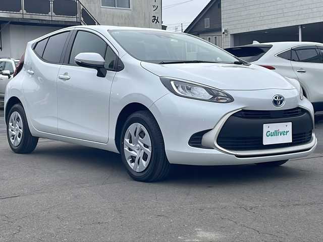 トヨタ アクア G 道東・釧路十勝 2024(令6)年 0.9万km プラチナホワイトパールマイカ 4WD/寒冷地仕様/純正ディスプレイオーディオ/ドライブレコーダー　前のみ/ETC/バックカメラ/ミラーヒーター/ステアリングスイッチ/純正フロアマット/革巻きステアリング/アイドリングストップ/パーキングアシスト/クルーズコントロール/コーナーセンサー　前後/レーンキープアシスト/オートライト/オートマチックハイビーム/ライトレベライザー/盗難防止装置/ABS/横滑り防止装置/スペアキー/USB入力端子/100V充電