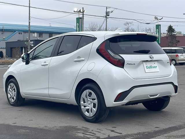 トヨタ アクア G 道東・釧路十勝 2024(令6)年 0.9万km プラチナホワイトパールマイカ 4WD/寒冷地仕様/純正ディスプレイオーディオ/ドライブレコーダー　前のみ/ETC/バックカメラ/ミラーヒーター/ステアリングスイッチ/純正フロアマット/革巻きステアリング/アイドリングストップ/パーキングアシスト/クルーズコントロール/コーナーセンサー　前後/レーンキープアシスト/オートライト/オートマチックハイビーム/ライトレベライザー/盗難防止装置/ABS/横滑り防止装置/スペアキー/USB入力端子/100V充電