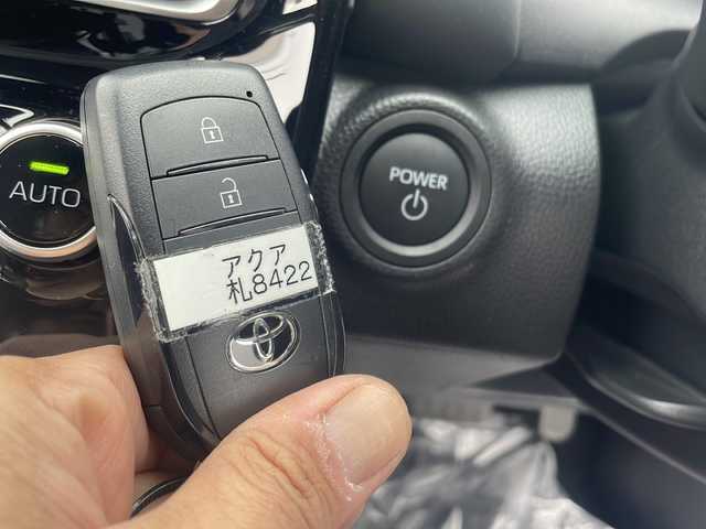 トヨタ アクア G 道東・釧路十勝 2024(令6)年 0.9万km プラチナホワイトパールマイカ 4WD/寒冷地仕様/純正ディスプレイオーディオ/ドライブレコーダー　前のみ/ETC/バックカメラ/ミラーヒーター/ステアリングスイッチ/純正フロアマット/革巻きステアリング/アイドリングストップ/パーキングアシスト/クルーズコントロール/コーナーセンサー　前後/レーンキープアシスト/オートライト/オートマチックハイビーム/ライトレベライザー/盗難防止装置/ABS/横滑り防止装置/スペアキー/USB入力端子/100V充電