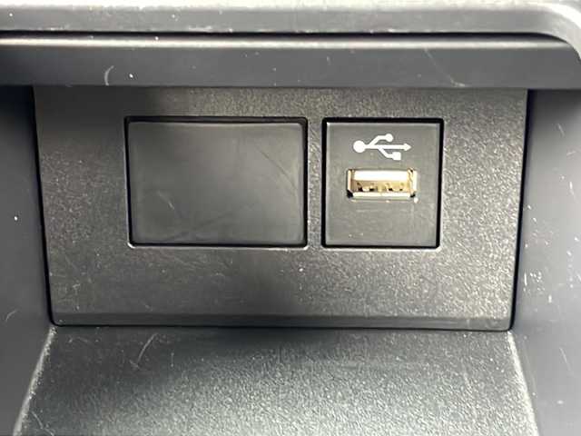 トヨタ アクア G 道東・釧路十勝 2024(令6)年 0.9万km プラチナホワイトパールマイカ 4WD/寒冷地仕様/純正ディスプレイオーディオ/ドライブレコーダー　前のみ/ETC/バックカメラ/ミラーヒーター/ステアリングスイッチ/純正フロアマット/革巻きステアリング/アイドリングストップ/パーキングアシスト/クルーズコントロール/コーナーセンサー　前後/レーンキープアシスト/オートライト/オートマチックハイビーム/ライトレベライザー/盗難防止装置/ABS/横滑り防止装置/スペアキー/USB入力端子/100V充電