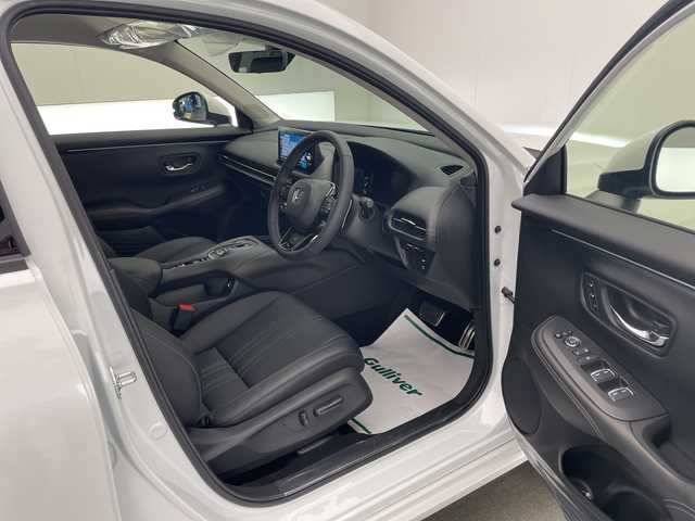 ホンダ ＺＲ－Ｖ ハイブリッド e:HEV Z 宮崎県 2022(令4)年 0.1千km プラチナホワイトパール Honda SENSING/〇衝突軽減ブレーキ（CMBS）/〇先行車発進お知らせ機能/〇歩行者事故低減ステアリング/〇路外逸脱抑制機能/〇標識認識機能/〇渋滞追従機能付アダプティブクルーズコントロール（ACC）/〇車線維持支援システム（LKAS）/〇トラフィックジャムアシスト（渋滞運転支援機能）/〇ブラインドスポットインフォメーション/〇誤発進抑制機能/〇後方誤発進抑制機能/〇近距離衝突軽減ブレーキ/〇パーキングセンサーシステム/〇後退出庫サポート/〇オートハイビーム/〇アダプティブドライビングビーム/BOSEプレミアムサウンドシステム(12スピーカー)/純正9インチナビ/フルセグTV/マルチビューカメラシステム/黒レザーシート/パワーシート/シートヒーター/ステアリングヒーター/パドルシフト/ハンズフリーアクセスパワーテールゲート(予約クローズ機能付)/ワイヤレス充電/ビルトインETC2.0/LEDヘッドライト/純正18インチAW