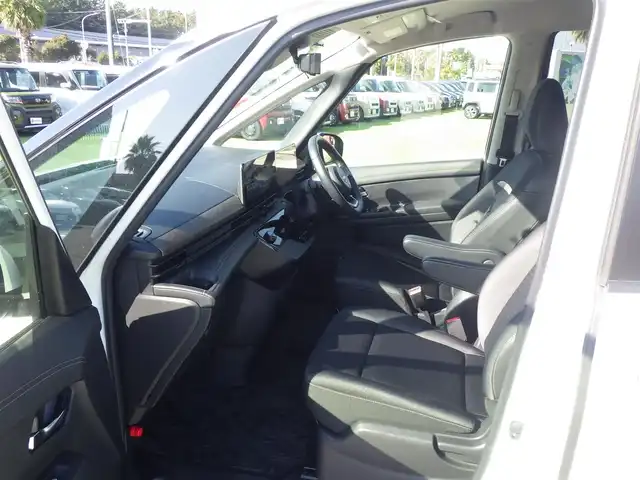 日産 セレナ ハイウェイスター V 千葉県 2023(令5)年 3.8万km プリズムホワイト 205/65R16/エマージェンシーブレーキ/プロパイロット/インテリジェントクルーズコントロール/インテリジェントルームミラー/ハンズフリー両側パワースライドドア/純正コネクトナビ/地デジTV/【Bluetooth接続】/アラウンドビューモニター/ワイヤレス充電/ドライブレコーダー/革巻きステアリング/ステアリングスイッチ/ETC/LEDヘッドライト/フォグライト/ウインカーミラー/コーナーセンサー/純正16インチアルミホイル/サイド/カーテンエアバッグ/インテリジェントキー