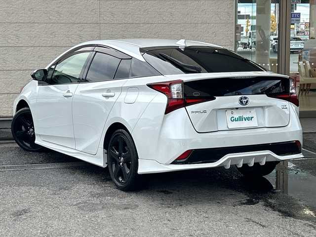 トヨタ プリウス S ツーリングセレ ブラックED 兵庫県 2022(令4)年 4.7万km プラチナホワイトパールマイカ 純正ナビ/（CD/BT/USB)/フルセグTV/全方位カメラ/ETC/TRDエアロ（フロント/サイド/リア）/衝突軽減ブレーキ/レーダークルーズコントロール/前後コーナーセンサー/レザーシート/シートヒーター/LEDヘッドライト/オートライト/オートハイビーム/フォグランプ/スマートキー/プッシュスタート/電動パーキングブレーキ/電動格納ミラー/純正フロアマット/純正専用アルミ17インチ