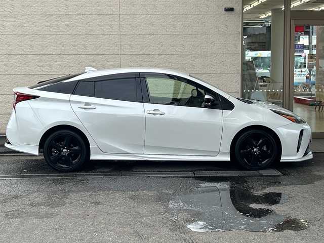 トヨタ プリウス S ツーリングセレ ブラックED 兵庫県 2022(令4)年 4.7万km プラチナホワイトパールマイカ 純正ナビ/（CD/BT/USB)/フルセグTV/全方位カメラ/ETC/TRDエアロ（フロント/サイド/リア）/衝突軽減ブレーキ/レーダークルーズコントロール/前後コーナーセンサー/レザーシート/シートヒーター/LEDヘッドライト/オートライト/オートハイビーム/フォグランプ/スマートキー/プッシュスタート/電動パーキングブレーキ/電動格納ミラー/純正フロアマット/純正専用アルミ17インチ