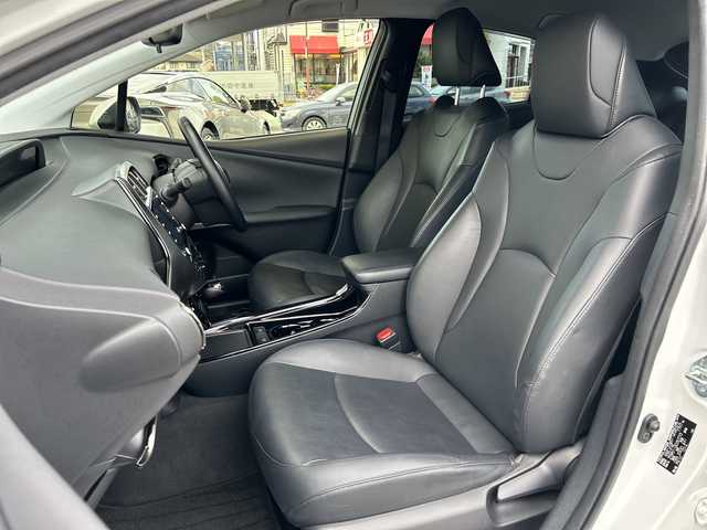 トヨタ プリウス S ツーリングセレ ブラックED 兵庫県 2022(令4)年 4.7万km プラチナホワイトパールマイカ 純正ナビ/（CD/BT/USB)/フルセグTV/全方位カメラ/ETC/TRDエアロ（フロント/サイド/リア）/衝突軽減ブレーキ/レーダークルーズコントロール/前後コーナーセンサー/レザーシート/シートヒーター/LEDヘッドライト/オートライト/オートハイビーム/フォグランプ/スマートキー/プッシュスタート/電動パーキングブレーキ/電動格納ミラー/純正フロアマット/純正専用アルミ17インチ