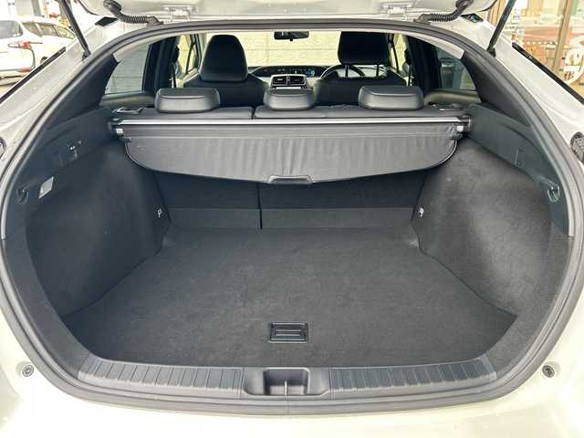 トヨタ プリウス S ツーリングセレ ブラックED 兵庫県 2022(令4)年 4.7万km プラチナホワイトパールマイカ 純正ナビ/（CD/BT/USB)/フルセグTV/全方位カメラ/ETC/TRDエアロ（フロント/サイド/リア）/衝突軽減ブレーキ/レーダークルーズコントロール/前後コーナーセンサー/レザーシート/シートヒーター/LEDヘッドライト/オートライト/オートハイビーム/フォグランプ/スマートキー/プッシュスタート/電動パーキングブレーキ/電動格納ミラー/純正フロアマット/純正専用アルミ17インチ