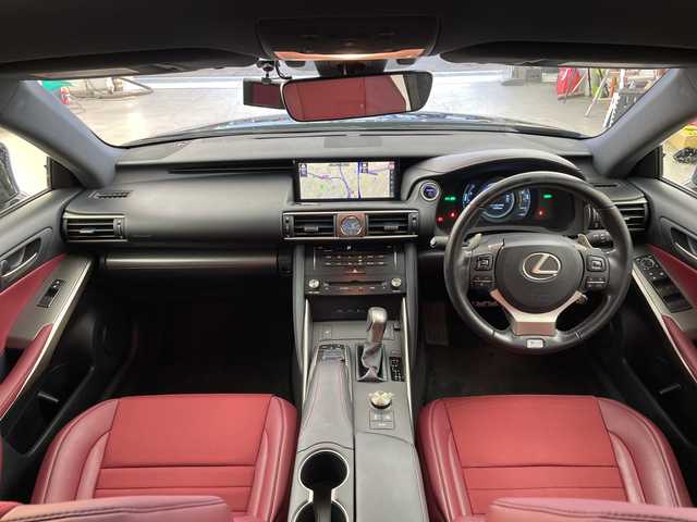 レクサス ＩＳ 300h Fスポーツ 兵庫県 2017(平29)年 6.9万km ブラック ・純正ナビ/CD/DVD/TV/Bluetooth/USB/・バックカメラ/・ハーフレザーシート/・前席シートヒーター/・前席パワーシート/・前後ドライブレコーダー/・Lexus　Safety　System　＋/・プリクラッシュセーフティ/・レーンディパーチャーアラート/・レーダークルーズコントロール/・オートマチックハイビーム/・純正１８インチアルミホイール/・nanoe/・ビルトインETC2.0/・パドルシフト/・ドアミラーヒーター/・LEDヘッドライト/・スマートキー