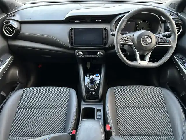 日産 キックス X 熊本県 2021(令3)年 4.3万km ブリリアントホワイトパール 純正カーナビ/AM/FM/BT/CD/DVD/USB/SD/Ipod//・DTV/プロパイロット/エマージェンシーブレーキ/アンチロックブレーキシステム/ビークルダイナミクスコントロール/車線逸脱警報/車線逸脱防止支援機能/ふらつき警報/ペダル踏み間違い加速抑制装置/インテリジェントルームミラー/革巻きステアリング/・ステアリングスイッチ/フォグランプ/ヘッドライトレベライザー/電動格納ミラー/・ウィンカーミラー/ドアバイザー/純正フロアマット