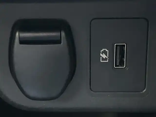 日産 キックス X 熊本県 2021(令3)年 4.3万km ブリリアントホワイトパール 純正カーナビ/AM/FM/BT/CD/DVD/USB/SD/Ipod//・DTV/プロパイロット/エマージェンシーブレーキ/アンチロックブレーキシステム/ビークルダイナミクスコントロール/車線逸脱警報/車線逸脱防止支援機能/ふらつき警報/ペダル踏み間違い加速抑制装置/インテリジェントルームミラー/革巻きステアリング/・ステアリングスイッチ/フォグランプ/ヘッドライトレベライザー/電動格納ミラー/・ウィンカーミラー/ドアバイザー/純正フロアマット