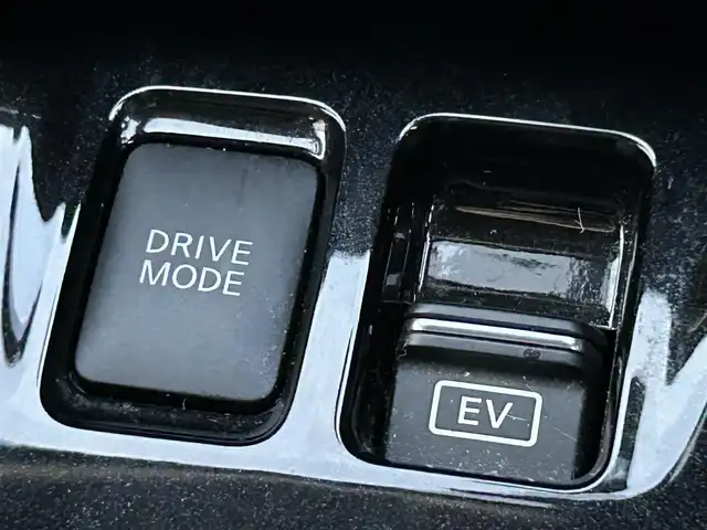 日産 キックス X 熊本県 2021(令3)年 4.3万km ブリリアントホワイトパール 純正カーナビ/AM/FM/BT/CD/DVD/USB/SD/Ipod//・DTV/プロパイロット/エマージェンシーブレーキ/アンチロックブレーキシステム/ビークルダイナミクスコントロール/車線逸脱警報/車線逸脱防止支援機能/ふらつき警報/ペダル踏み間違い加速抑制装置/インテリジェントルームミラー/革巻きステアリング/・ステアリングスイッチ/フォグランプ/ヘッドライトレベライザー/電動格納ミラー/・ウィンカーミラー/ドアバイザー/純正フロアマット