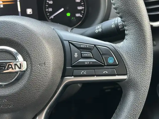 日産 キックス X 熊本県 2021(令3)年 4.3万km ブリリアントホワイトパール 純正カーナビ/AM/FM/BT/CD/DVD/USB/SD/Ipod//・DTV/プロパイロット/エマージェンシーブレーキ/アンチロックブレーキシステム/ビークルダイナミクスコントロール/車線逸脱警報/車線逸脱防止支援機能/ふらつき警報/ペダル踏み間違い加速抑制装置/インテリジェントルームミラー/革巻きステアリング/・ステアリングスイッチ/フォグランプ/ヘッドライトレベライザー/電動格納ミラー/・ウィンカーミラー/ドアバイザー/純正フロアマット