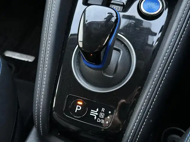 日産 キックス X 熊本県 2021(令3)年 4.3万km ブリリアントホワイトパール 純正カーナビ/AM/FM/BT/CD/DVD/USB/SD/Ipod//・DTV/プロパイロット/エマージェンシーブレーキ/アンチロックブレーキシステム/ビークルダイナミクスコントロール/車線逸脱警報/車線逸脱防止支援機能/ふらつき警報/ペダル踏み間違い加速抑制装置/インテリジェントルームミラー/革巻きステアリング/・ステアリングスイッチ/フォグランプ/ヘッドライトレベライザー/電動格納ミラー/・ウィンカーミラー/ドアバイザー/純正フロアマット