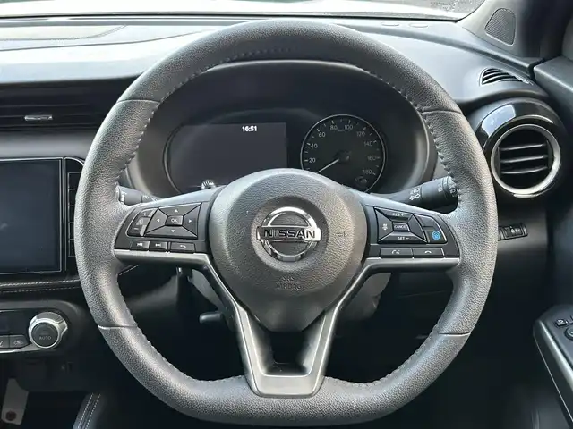 日産 キックス X 熊本県 2021(令3)年 4.3万km ブリリアントホワイトパール 純正カーナビ/AM/FM/BT/CD/DVD/USB/SD/Ipod//・DTV/プロパイロット/エマージェンシーブレーキ/アンチロックブレーキシステム/ビークルダイナミクスコントロール/車線逸脱警報/車線逸脱防止支援機能/ふらつき警報/ペダル踏み間違い加速抑制装置/インテリジェントルームミラー/革巻きステアリング/・ステアリングスイッチ/フォグランプ/ヘッドライトレベライザー/電動格納ミラー/・ウィンカーミラー/ドアバイザー/純正フロアマット