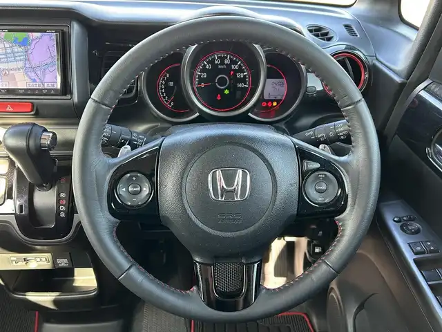 ホンダ Ｎ ＢＯＸ カスタム G ターボ Lパッケージ 岡山県 2016(平28)年 4.2万km プレミアムホワイトパール 登録時走行距離：　42006km/サンルーフ/社外ナビ/バックカメラ/ドライブレコーダー/ETC/両側パワースライドドア/革巻きステアリング/ステアリングスイッチ/純正LEDヘッドライト/オートライト/プッシュスタート/スマートキー/スペアキー×1/アイドリングストップ/純正アルミホイール 15インチ/ドアバイザー/ロールサンシェード/シーケンシャルウインカー/ウインカーミラー/電動格納ミラー/オートリトラミラー/純正フロアマット/横滑防止装置/盗難防止装置/取扱説明書/ナビ取扱説明書/新車時整備手帳