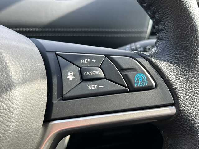 日産 セレナ ハイウェイスター G プロパイロットED 鹿児島県 2017(平29)年 2.3万km マルーンレッド 2トーン 社外8インチナビ(AVIC-RL900)/・TV/BT/CD/DVD/AM.FM/AUX/アラウンドビューモニター/前後ドライブレコーダー/デジタルインナーミラー/プロパイロット/シートヒーター/エアーシート/両側パワースライドドア/オートホールド/前後コーナーセンサー/純正フロアマット/純正アルミホイール/登録時22/682km/ETC/電動格納ミラー/ロールサンシェード/インテリジェントキー/スペアキー