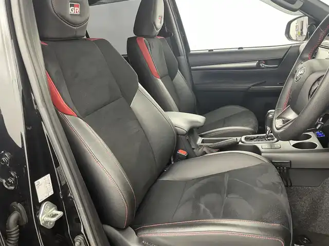 トヨタ ハイラックス Z GRスポーツ 福岡県 2024(令6)年 1.8万km アティチュードブラックマイカ ルーフキャリア　/スポーツバー　/サイドマフラー　/フロントバンパーガード　/ボンネットライト　/ＪＡＯＳマッドガード　/ベッドライナー　/トノカバー　/リフトアップ　/ホワイトレタータイヤ　/純正８型ナビ　/全方位カメラ　/ＥＴＣ　/前後ドラレコ　/デジタルインナーミラー　/レーダー探知機　/レーダークルーズコントロール　/コーナーセンサー　/衝突軽減ブレーキ　/レーンキープ　/ヒルディセントコントロール　/横滑り防止装置　/アイドリングストップ　/パワーヒーター　/排出ガス浄化装置（ＤＰＦ）　/リヤデフロック（４ＷＤ）　/ハーフレザーシート　/パワーシート　/社外１８インチＡＷ　/ＬＥＤ灯