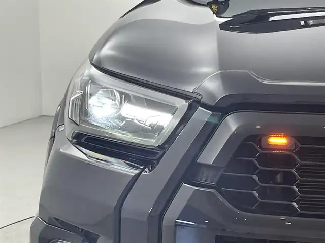 トヨタ ハイラックス Z GRスポーツ 福岡県 2024(令6)年 1.8万km アティチュードブラックマイカ ルーフキャリア　/スポーツバー　/サイドマフラー　/フロントバンパーガード　/ボンネットライト　/ＪＡＯＳマッドガード　/ベッドライナー　/トノカバー　/リフトアップ　/ホワイトレタータイヤ　/純正８型ナビ　/全方位カメラ　/ＥＴＣ　/前後ドラレコ　/デジタルインナーミラー　/レーダー探知機　/レーダークルーズコントロール　/コーナーセンサー　/衝突軽減ブレーキ　/レーンキープ　/ヒルディセントコントロール　/横滑り防止装置　/アイドリングストップ　/パワーヒーター　/排出ガス浄化装置（ＤＰＦ）　/リヤデフロック（４ＷＤ）　/ハーフレザーシート　/パワーシート　/社外１８インチＡＷ　/ＬＥＤ灯