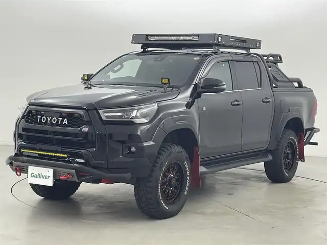 トヨタ ハイラックス Z GRスポーツ 福岡県 2024(令6)年 1.8万km アティチュードブラックマイカ ルーフキャリア　/スポーツバー　/サイドマフラー　/フロントバンパーガード　/ボンネットライト　/ＪＡＯＳマッドガード　/ベッドライナー　/トノカバー　/リフトアップ　/ホワイトレタータイヤ　/純正８型ナビ　/全方位カメラ　/ＥＴＣ　/前後ドラレコ　/デジタルインナーミラー　/レーダー探知機　/レーダークルーズコントロール　/コーナーセンサー　/衝突軽減ブレーキ　/レーンキープ　/ヒルディセントコントロール　/横滑り防止装置　/アイドリングストップ　/パワーヒーター　/排出ガス浄化装置（ＤＰＦ）　/リヤデフロック（４ＷＤ）　/ハーフレザーシート　/パワーシート　/社外１８インチＡＷ　/ＬＥＤ灯