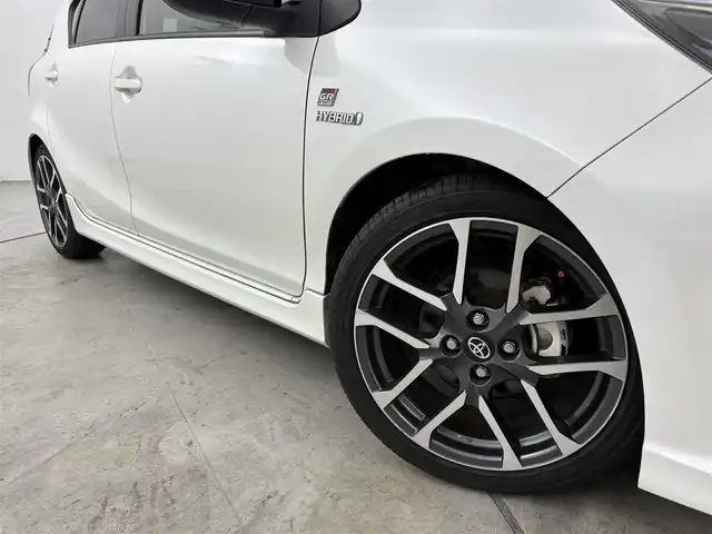 トヨタ アクア G GRスポーツ 17インチPKG 福岡県 2019(平31)年 6.1万km ホワイトパールクリスタルシャイン 禁煙車　/純正７型ナビ/(CD DVD BT フルセグ)　/バックカメラ　/ETC　/トヨタセーフティセンス　/プリクラッシュセーフティ　/レーンキープアシスト　/オートハイビーム　/クルーズコントロール　/ハーフレザーシート　/シートヒーター　/オートライト　/LEDヘッドライト　/フォグランプ