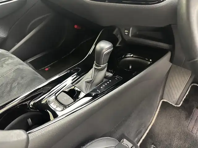 トヨタ Ｃ－ＨＲ S GRスポーツ 兵庫県 2019(令1)年 5.9万km ホワイトパールクリスタルシャイン ・純正メモリナビ/（ＢＴ・ＵＳＢ・フルセグＴＶ）/・Miracast　/・純正ディスプレイオーディオ　/・寒冷地仕様　/・トヨタセーフティーセンス　/・ACC　/・BSM　/・LTD　/・PCS　/・前後ドライブレコーダー　/・パノラミックビューモニター　/・ビルトインETC2.0　/・ハーフレザーシート/・シートヒーター/・純正マット/・純正１９インチＡＷ/・LEDヘッドライト/・ＬＥＤフォグランプ