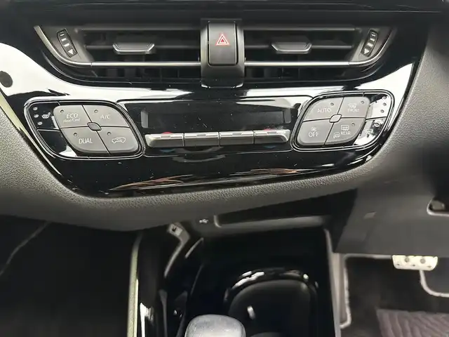 トヨタ Ｃ－ＨＲ S GRスポーツ 兵庫県 2019(令1)年 5.9万km ホワイトパールクリスタルシャイン ・純正メモリナビ/（ＢＴ・ＵＳＢ・フルセグＴＶ）/・Miracast　/・純正ディスプレイオーディオ　/・寒冷地仕様　/・トヨタセーフティーセンス　/・ACC　/・BSM　/・LTD　/・PCS　/・前後ドライブレコーダー　/・パノラミックビューモニター　/・ビルトインETC2.0　/・ハーフレザーシート/・シートヒーター/・純正マット/・純正１９インチＡＷ/・LEDヘッドライト/・ＬＥＤフォグランプ
