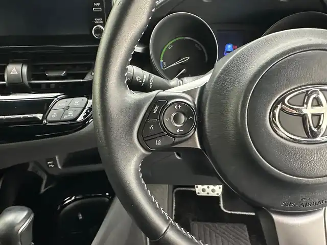 トヨタ Ｃ－ＨＲ S GRスポーツ 兵庫県 2019(令1)年 5.9万km ホワイトパールクリスタルシャイン ・純正メモリナビ/（ＢＴ・ＵＳＢ・フルセグＴＶ）/・Miracast　/・純正ディスプレイオーディオ　/・寒冷地仕様　/・トヨタセーフティーセンス　/・ACC　/・BSM　/・LTD　/・PCS　/・前後ドライブレコーダー　/・パノラミックビューモニター　/・ビルトインETC2.0　/・ハーフレザーシート/・シートヒーター/・純正マット/・純正１９インチＡＷ/・LEDヘッドライト/・ＬＥＤフォグランプ