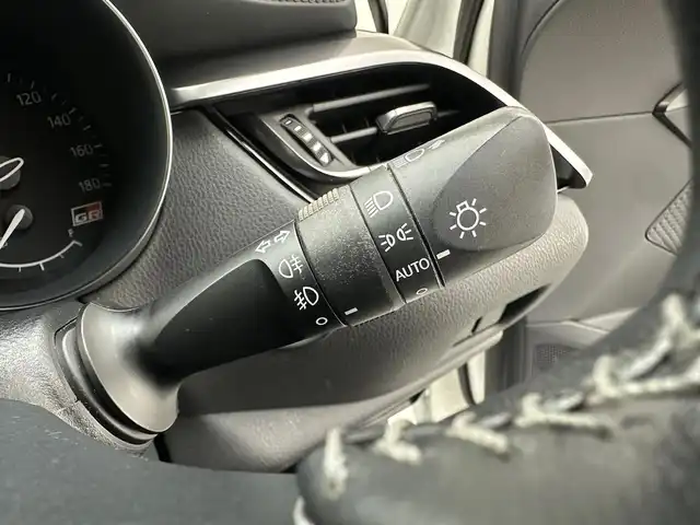 トヨタ Ｃ－ＨＲ S GRスポーツ 兵庫県 2019(令1)年 5.9万km ホワイトパールクリスタルシャイン ・純正メモリナビ/（ＢＴ・ＵＳＢ・フルセグＴＶ）/・Miracast　/・純正ディスプレイオーディオ　/・寒冷地仕様　/・トヨタセーフティーセンス　/・ACC　/・BSM　/・LTD　/・PCS　/・前後ドライブレコーダー　/・パノラミックビューモニター　/・ビルトインETC2.0　/・ハーフレザーシート/・シートヒーター/・純正マット/・純正１９インチＡＷ/・LEDヘッドライト/・ＬＥＤフォグランプ
