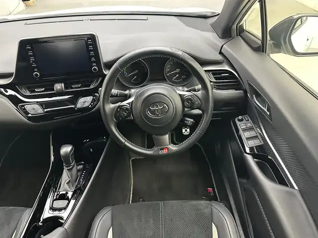 トヨタ Ｃ－ＨＲ S GRスポーツ 兵庫県 2019(令1)年 5.9万km ホワイトパールクリスタルシャイン ・純正メモリナビ/（ＢＴ・ＵＳＢ・フルセグＴＶ）/・Miracast　/・純正ディスプレイオーディオ　/・寒冷地仕様　/・トヨタセーフティーセンス　/・ACC　/・BSM　/・LTD　/・PCS　/・前後ドライブレコーダー　/・パノラミックビューモニター　/・ビルトインETC2.0　/・ハーフレザーシート/・シートヒーター/・純正マット/・純正１９インチＡＷ/・LEDヘッドライト/・ＬＥＤフォグランプ