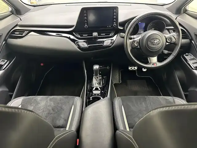 トヨタ Ｃ－ＨＲ S GRスポーツ 兵庫県 2019(令1)年 5.9万km ホワイトパールクリスタルシャイン ・純正メモリナビ/（ＢＴ・ＵＳＢ・フルセグＴＶ）/・Miracast　/・純正ディスプレイオーディオ　/・寒冷地仕様　/・トヨタセーフティーセンス　/・ACC　/・BSM　/・LTD　/・PCS　/・前後ドライブレコーダー　/・パノラミックビューモニター　/・ビルトインETC2.0　/・ハーフレザーシート/・シートヒーター/・純正マット/・純正１９インチＡＷ/・LEDヘッドライト/・ＬＥＤフォグランプ