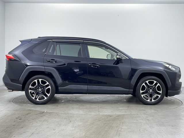 トヨタ ＲＡＶ４ アドベンチャー 道央・札幌 2019(令1)年 7.7万km アティチュードブラックマイカ ・４WD/・ワンオーナー/・社外9インチナビ(KENWOOD MDV-M906HDL)/　Bluetooth/フルセグTV/CD/DVD/・トヨタセーフティセンス/　プリクラッシュセーフティ/　誤発進抑制/　レーントレーシングアシスト/　レーダークルーズコントロール/　オートハイビーム/・バックカメラ/・ビルトインETC/・前後ドライブレコーダー/・ダウンヒルアシスト/・LEDヘッドランプ/・フォグランプ/・ドアバイザー/・純正19インチアルミホイール/・合皮シート/・パワーシート(D席)/・サイド+カーテンエアバッグ/・社外フロアマット/・スマートキー×2本/・保証書、取扱説明書付属