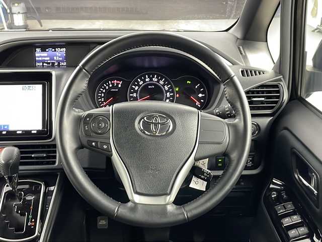 トヨタ ヴォクシー ZS 煌Ⅱ 愛知県 2019(令1)年 3.3万km ブラック 禁煙車/純正9インチナビ/（CD/DVD/AM/FM/フルセグTV/Bluetooth）/バックカメラ/フリップダウンモニター/トヨタセーフティセンス/・プリクラッシュセーフティ/・レーンキープアシスト/・クルーズコントロール/・オートマチックハイビーム/ETC/ドライブレコーダー/両側パワースライドドア/スマートキー/スペアキー有/アイドリングストップ/純正フロアマット/純正アルミホイール