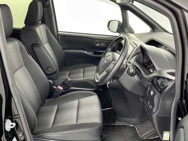 トヨタ ヴォクシー ZS 煌Ⅱ 愛知県 2019(令1)年 3.3万km ブラック 禁煙車/純正9インチナビ/（CD/DVD/AM/FM/フルセグTV/Bluetooth）/バックカメラ/フリップダウンモニター/トヨタセーフティセンス/・プリクラッシュセーフティ/・レーンキープアシスト/・クルーズコントロール/・オートマチックハイビーム/ETC/ドライブレコーダー/両側パワースライドドア/スマートキー/スペアキー有/アイドリングストップ/純正フロアマット/純正アルミホイール
