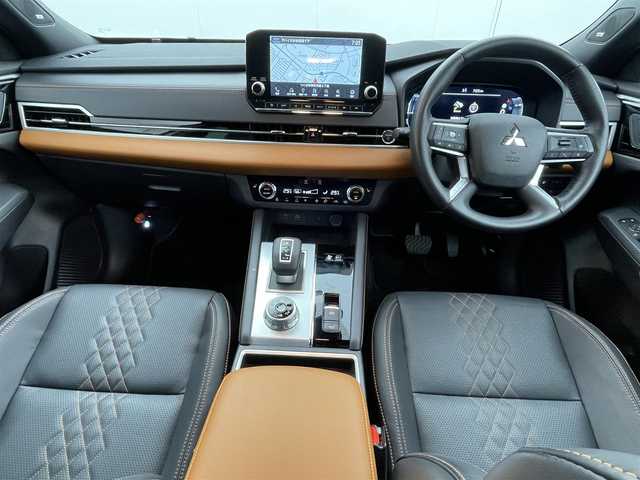 三菱 アウトランダー ＰＨＥＶ P 茨城県 2022(令4)年 1万km ホワイトダイヤモンド 純正ナビ＋フルセグTV/アラウンドビューモニター/BOSEプレミアムサウンド/ヘッドアップディスプレイ/メモリー機能付パワーシート/ハンズフリーパワーバックドア/シートヒーター/ETC2.0/純正フロアマット/置くだけ充電/純正AW/LEDヘッドライト/コーナーセンサー前後/充電ケーブルあり