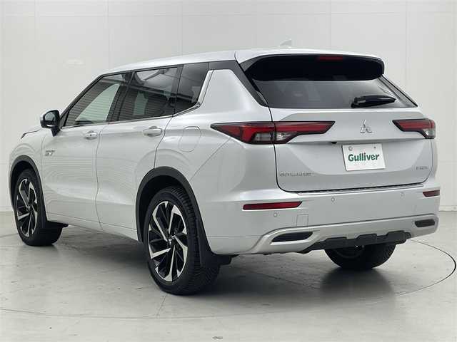 三菱 アウトランダー ＰＨＥＶ P 茨城県 2022(令4)年 1万km ホワイトダイヤモンド 純正ナビ＋フルセグTV/アラウンドビューモニター/BOSEプレミアムサウンド/ヘッドアップディスプレイ/メモリー機能付パワーシート/ハンズフリーパワーバックドア/シートヒーター/ETC2.0/純正フロアマット/置くだけ充電/純正AW/LEDヘッドライト/コーナーセンサー前後/充電ケーブルあり