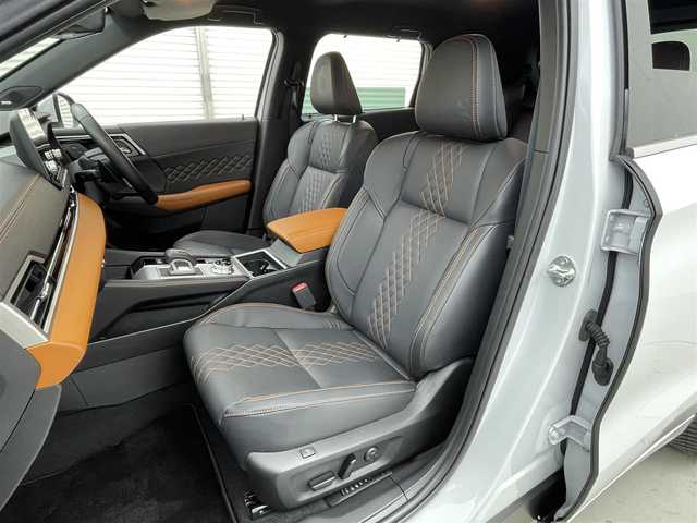 三菱 アウトランダー ＰＨＥＶ P 茨城県 2022(令4)年 1万km ホワイトダイヤモンド 純正ナビ＋フルセグTV/アラウンドビューモニター/BOSEプレミアムサウンド/ヘッドアップディスプレイ/メモリー機能付パワーシート/ハンズフリーパワーバックドア/シートヒーター/ETC2.0/純正フロアマット/置くだけ充電/純正AW/LEDヘッドライト/コーナーセンサー前後/充電ケーブルあり