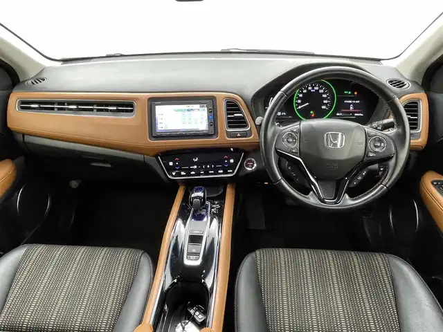 ホンダ ヴェゼル ハイブリッド Z ホンダセンシング 熊本県 2016(平28)年 5.7万km ホワイトオーキッドパール 禁煙車　/純正ナビVXM-174VFXi（ＣＤ・ＤＶＤ・フルセグ・ＢＴ・ＵＳＢ）/バックカメラ　/前方ドライブレコーダー　/ビルトインETC/前席シートヒーター　/ホンダセンシング/・衝突軽減ブレーキ/・レーンキープアシスト/・誤発進抑制機能/・車線維持支援機能/・歩行者事故低減ステアリング/・路外逸脱抑制機能/・先行車発進お知らせ/・標識認識機能/横滑り防止/ハーフレザーシート/純正フロアマット/純正１７インチＡＷ/オートライト/LEDヘッドライト/フォグライト/スマートキー/プッシュスタート