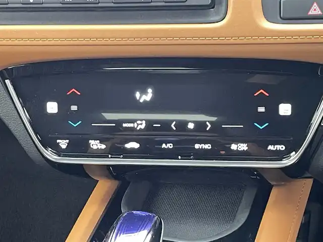 ホンダ ヴェゼル ハイブリッド Z ホンダセンシング 熊本県 2016(平28)年 5.7万km ホワイトオーキッドパール 禁煙車　/純正ナビVXM-174VFXi（ＣＤ・ＤＶＤ・フルセグ・ＢＴ・ＵＳＢ）/バックカメラ　/前方ドライブレコーダー　/ビルトインETC/前席シートヒーター　/ホンダセンシング/・衝突軽減ブレーキ/・レーンキープアシスト/・誤発進抑制機能/・車線維持支援機能/・歩行者事故低減ステアリング/・路外逸脱抑制機能/・先行車発進お知らせ/・標識認識機能/横滑り防止/ハーフレザーシート/純正フロアマット/純正１７インチＡＷ/オートライト/LEDヘッドライト/フォグライト/スマートキー/プッシュスタート