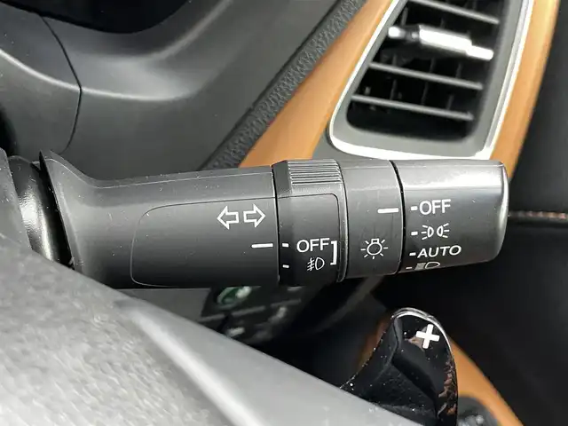 ホンダ ヴェゼル ハイブリッド Z ホンダセンシング 熊本県 2016(平28)年 5.7万km ホワイトオーキッドパール 禁煙車　/純正ナビVXM-174VFXi（ＣＤ・ＤＶＤ・フルセグ・ＢＴ・ＵＳＢ）/バックカメラ　/前方ドライブレコーダー　/ビルトインETC/前席シートヒーター　/ホンダセンシング/・衝突軽減ブレーキ/・レーンキープアシスト/・誤発進抑制機能/・車線維持支援機能/・歩行者事故低減ステアリング/・路外逸脱抑制機能/・先行車発進お知らせ/・標識認識機能/横滑り防止/ハーフレザーシート/純正フロアマット/純正１７インチＡＷ/オートライト/LEDヘッドライト/フォグライト/スマートキー/プッシュスタート