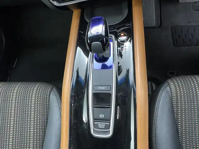 ホンダ ヴェゼル ハイブリッド Z ホンダセンシング 熊本県 2016(平28)年 5.7万km ホワイトオーキッドパール 禁煙車　/純正ナビVXM-174VFXi（ＣＤ・ＤＶＤ・フルセグ・ＢＴ・ＵＳＢ）/バックカメラ　/前方ドライブレコーダー　/ビルトインETC/前席シートヒーター　/ホンダセンシング/・衝突軽減ブレーキ/・レーンキープアシスト/・誤発進抑制機能/・車線維持支援機能/・歩行者事故低減ステアリング/・路外逸脱抑制機能/・先行車発進お知らせ/・標識認識機能/横滑り防止/ハーフレザーシート/純正フロアマット/純正１７インチＡＷ/オートライト/LEDヘッドライト/フォグライト/スマートキー/プッシュスタート
