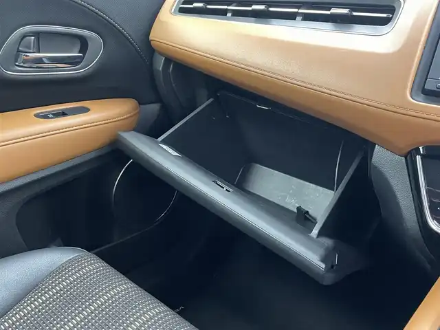 ホンダ ヴェゼル ハイブリッド Z ホンダセンシング 熊本県 2016(平28)年 5.7万km ホワイトオーキッドパール 禁煙車　/純正ナビVXM-174VFXi（ＣＤ・ＤＶＤ・フルセグ・ＢＴ・ＵＳＢ）/バックカメラ　/前方ドライブレコーダー　/ビルトインETC/前席シートヒーター　/ホンダセンシング/・衝突軽減ブレーキ/・レーンキープアシスト/・誤発進抑制機能/・車線維持支援機能/・歩行者事故低減ステアリング/・路外逸脱抑制機能/・先行車発進お知らせ/・標識認識機能/横滑り防止/ハーフレザーシート/純正フロアマット/純正１７インチＡＷ/オートライト/LEDヘッドライト/フォグライト/スマートキー/プッシュスタート