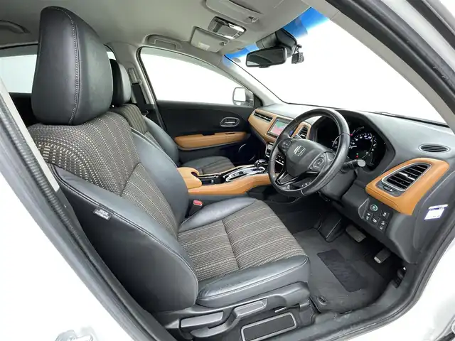ホンダ ヴェゼル ハイブリッド Z ホンダセンシング 熊本県 2016(平28)年 5.7万km ホワイトオーキッドパール 禁煙車　/純正ナビVXM-174VFXi（ＣＤ・ＤＶＤ・フルセグ・ＢＴ・ＵＳＢ）/バックカメラ　/前方ドライブレコーダー　/ビルトインETC/前席シートヒーター　/ホンダセンシング/・衝突軽減ブレーキ/・レーンキープアシスト/・誤発進抑制機能/・車線維持支援機能/・歩行者事故低減ステアリング/・路外逸脱抑制機能/・先行車発進お知らせ/・標識認識機能/横滑り防止/ハーフレザーシート/純正フロアマット/純正１７インチＡＷ/オートライト/LEDヘッドライト/フォグライト/スマートキー/プッシュスタート
