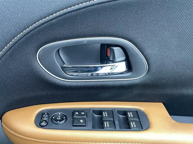 ホンダ ヴェゼル ハイブリッド Z ホンダセンシング 熊本県 2016(平28)年 5.7万km ホワイトオーキッドパール 禁煙車　/純正ナビVXM-174VFXi（ＣＤ・ＤＶＤ・フルセグ・ＢＴ・ＵＳＢ）/バックカメラ　/前方ドライブレコーダー　/ビルトインETC/前席シートヒーター　/ホンダセンシング/・衝突軽減ブレーキ/・レーンキープアシスト/・誤発進抑制機能/・車線維持支援機能/・歩行者事故低減ステアリング/・路外逸脱抑制機能/・先行車発進お知らせ/・標識認識機能/横滑り防止/ハーフレザーシート/純正フロアマット/純正１７インチＡＷ/オートライト/LEDヘッドライト/フォグライト/スマートキー/プッシュスタート